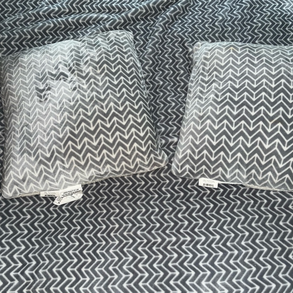 Grey and White patterned throw and matching pillows, Sherpa lined on back